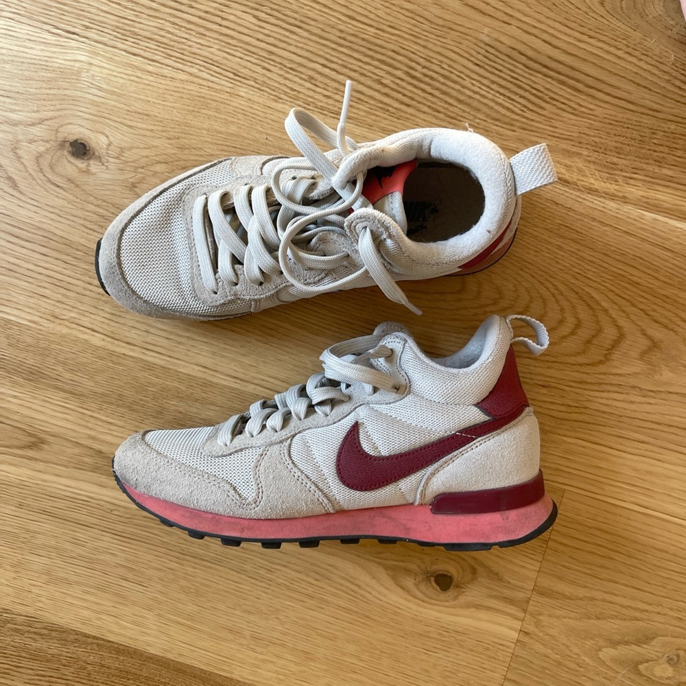 Nike internationalist sneakers